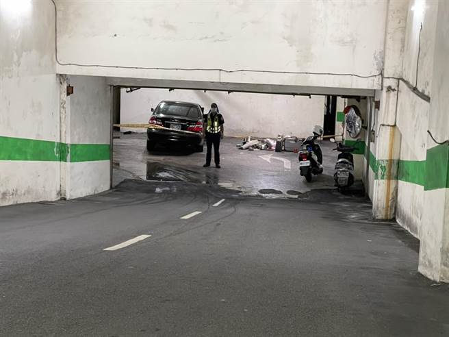 基隆某社区发生轿车疑似暴衝事件，驾驶救出时已无呼吸心跳，紧急送医中。（基隆市警察局提供／张志康基隆传真）