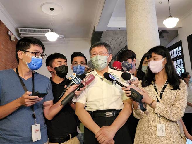 台北市长柯文哲下午出席新芳春茶行一日特展前受访表示，我们也都当过候选人，幕僚还是要聘一些比较专业的，做事比较小心的。（陈薏云摄）