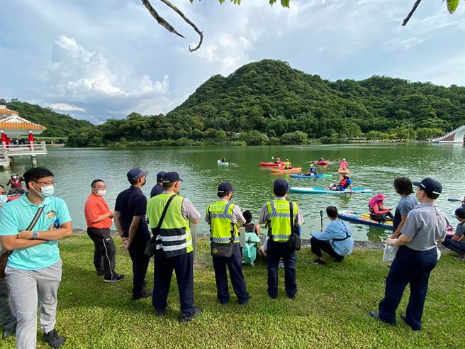 民眾不能随意在河川、湖泊等水域从事休閒游憩活动，违者会被处高额罚款。（摘自还我亲水权台湾开放水域联盟脸书粉丝专页）