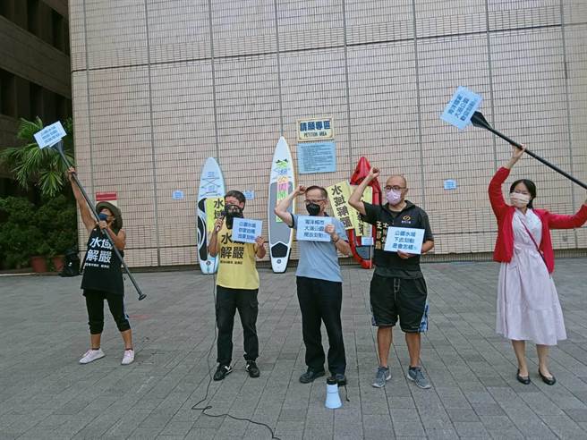 台湾开放水域联盟今在北市府前陈抗，盼北市府能开放湖泊水域划船。（苏焕智办公室提供／游念育台北传真）