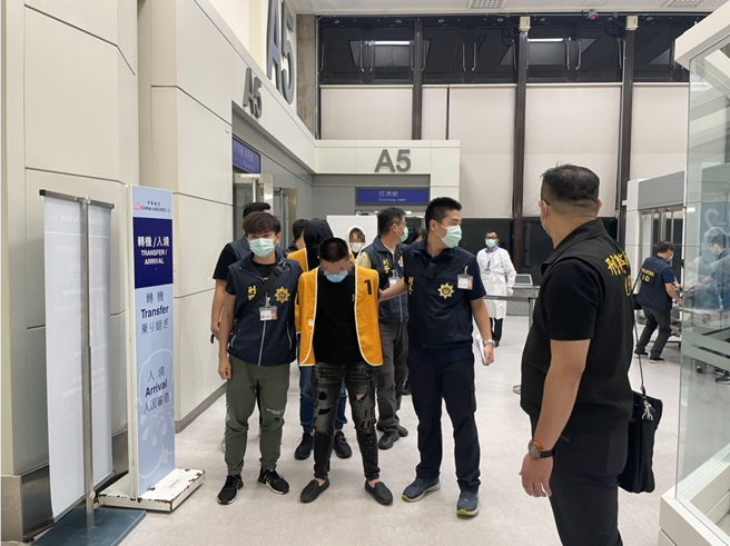 台中警方在逮捕自泰遣返的三名人蛇集团成员，有被害人指证，图中杨男就是负责管理的「小组长」。(警方提供)