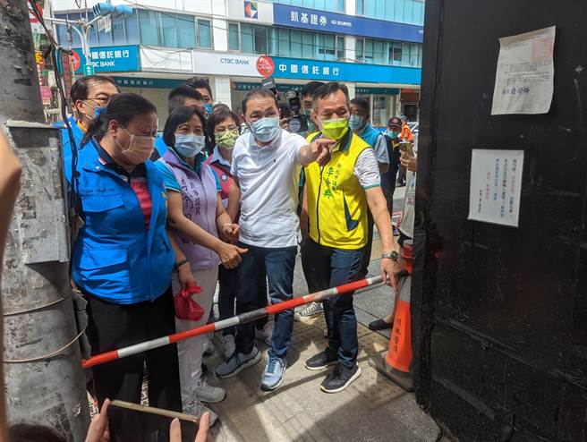 民進黨新北市長參選人林佳龍近日頻頻要求新北市長侯友宜承諾勝選要做好做滿，然而自己卻不願意簽署落選不入閣同意書，對此侯友宜今(19)日表示，自己會好好做市政，還暗酸林佳龍「應積極去各處了解新北市未來的建設。(黃敬文攝)