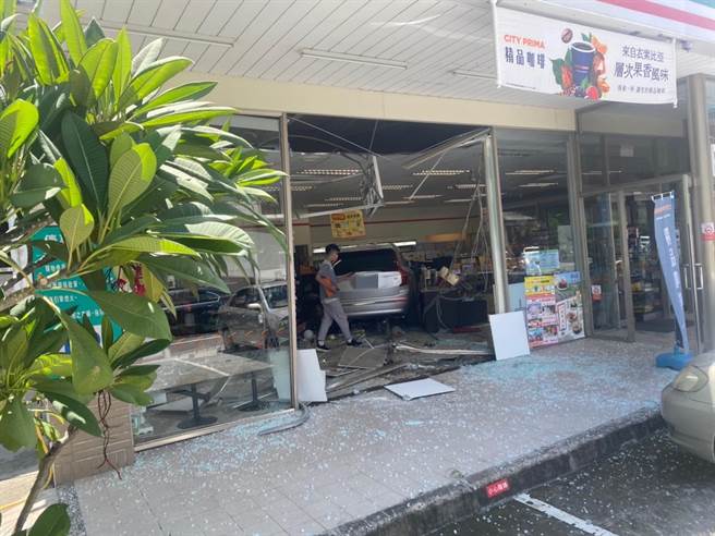 王姓男子驾驶休旅车欲停放停车场，疑似车辆故障暴衝入超商内，1名女顾客险被撞上，现场玻璃破碎，桌椅全毁，商品也遭撞倒，所幸无人受伤。(警方提供／林雅惠传真)