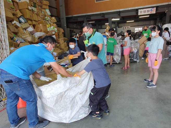 許多父母利用暑假帶著孩子一起當志工，讓孩子培養愛物惜物的觀念。（新北市社會局提供）