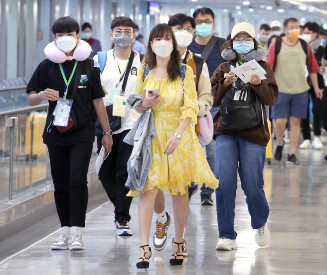 疫情逐渐趋缓，边境何时开放引起民眾关心。图为旅客入境桃园机场的画面。（本报系资料照）