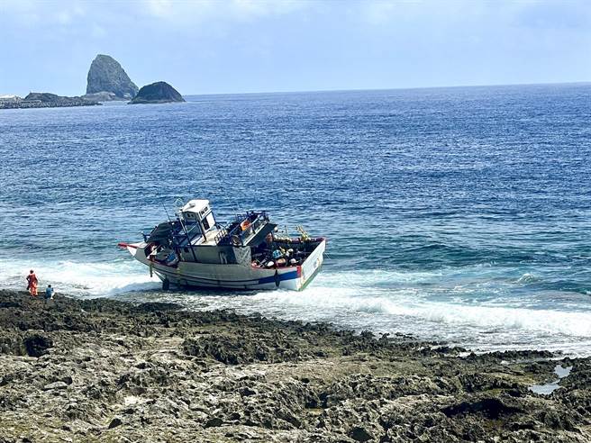 1艘新港籍渔船19日下午因引擎故障失去动力搁浅在兰屿开元港边。（庄哲权摄）