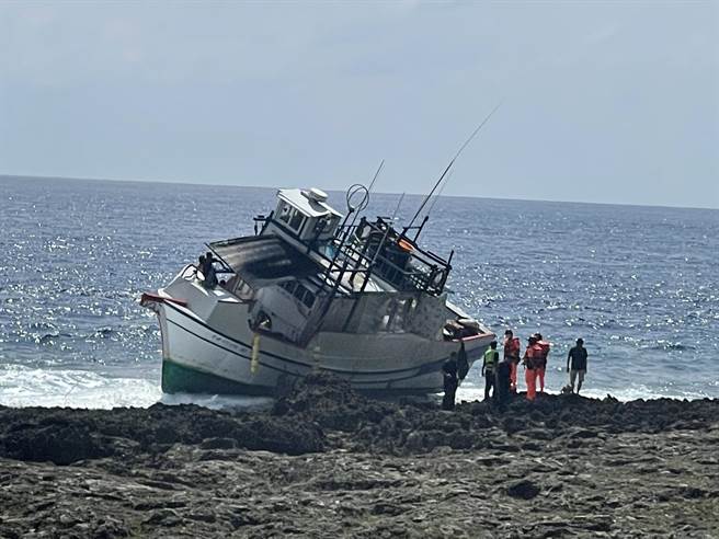 1艘新港籍渔船19日下午因引擎故障失去动力搁浅在兰屿开元港边。（庄哲权摄）