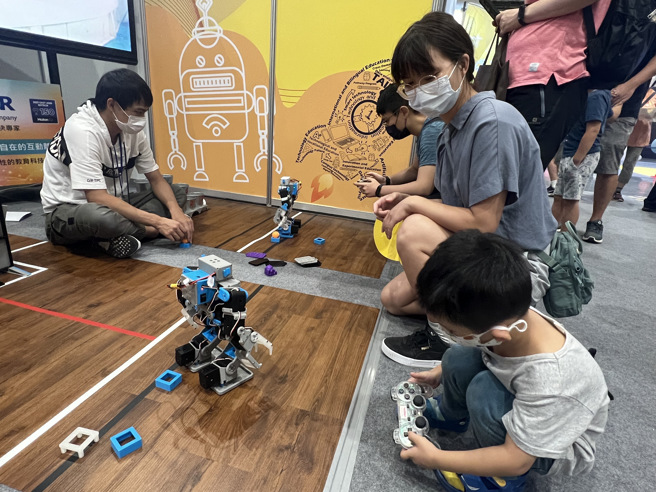 台北市教育博览会，展出内容丰富且拥有许多体验项目，可以让家长带着小孩来一起互动。(照片/教育局提供)