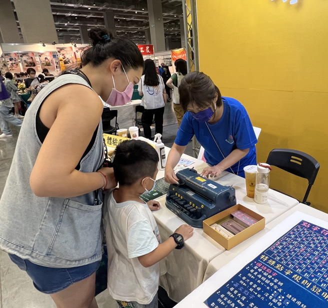 现场有许多活动，可以让小孩亲手动手做，了解其中机器的运作。(照片/教育局提供)