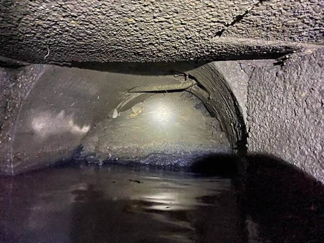 台南市永康区永大路三段侧沟通住雨水箱涵连通管被淤泥阻塞。（陈秋萍提供／洪荣志台南传真）