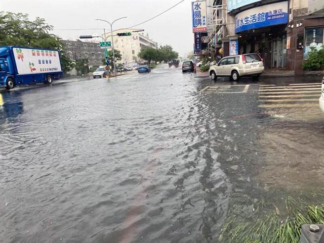 台南市永康区永大路三段一带，日前因强降雨造成淹水。（陈秋萍提供／洪荣志台南传真）