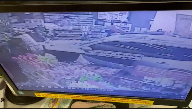 坦克暴衝撞进超商，商品全喷飞。(记者爆料网提供)