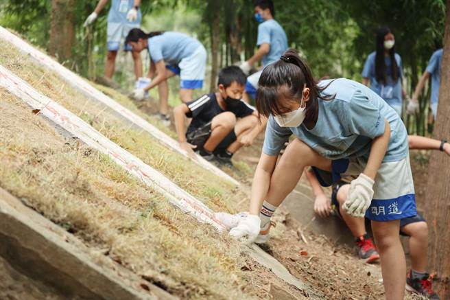 2校學生透過環境教育課程，認識金門特殊歷史與生態保護概況。（金門縣林務所提供）