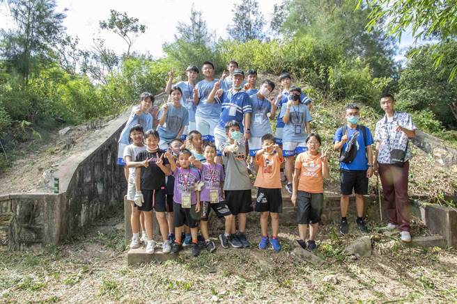 學員在彈藥庫清理的過程中，認識金門特殊歷史與體驗生態保護。（金門縣林務所提供）