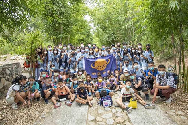 賢庵國小和臺中市明道高中學生56人上一起觀察島嶼生物多樣性資源，也攜手整理3座1956年構建的彈藥庫，上了一堂很不一樣的戶外教學課程。（金門縣林務所提供）