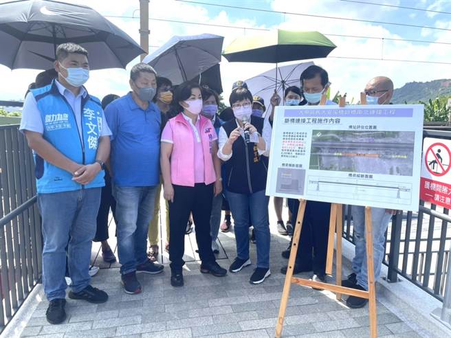 歷史建築「舊大安溪橋」已於去年修復完成，立委楊瓊瓔19日前往現勘斷橋部分。（陳淑娥攝）