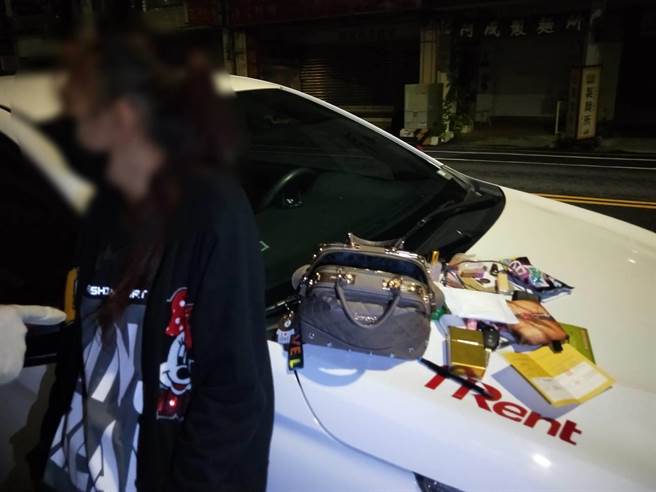 郭女驾车停靠路边，遭警盘查搜出毒品。（读者提供／程炳璋台南传真）