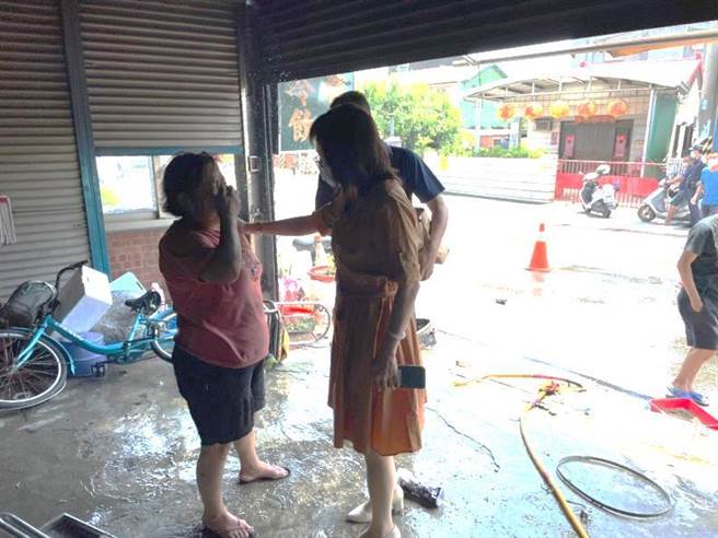 王妇声泪俱下的向柳营区长陈玉惠（右一）表示感谢。（柳营区公所提供／李俊淇台南传真）