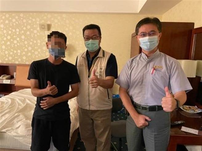 「台糖尖山埤渡假村」提供王妇及她的儿子（左一）免费住宿。（柳营区公所提供／李俊淇台南传真）