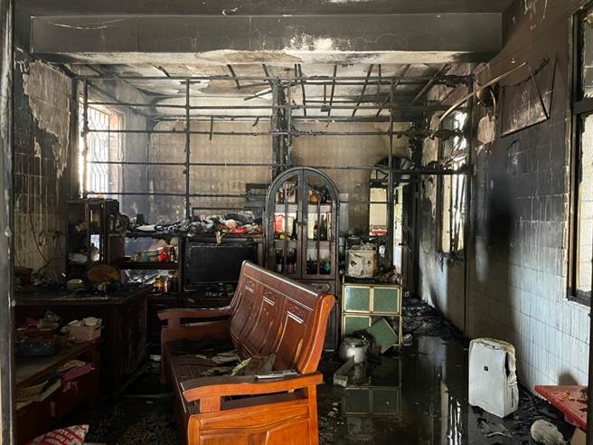 王妇家的厨房与客厅被烧毁。（柳营区公所提供／李俊淇台南传真）