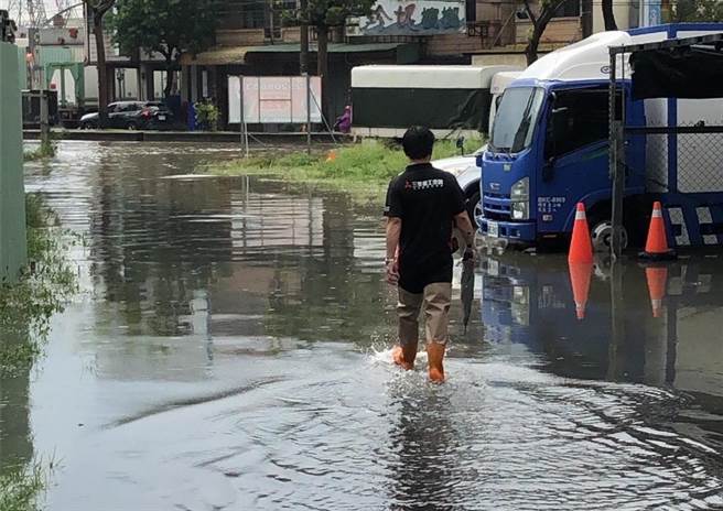 丰原丰势路每逢急降雨就成汪洋大道，是当地居民的噩梦。（立委江启臣提供）