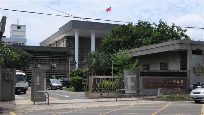 彰化地检署17日指挥台中警调搜索苗栗县政府劳工及青年发展处办公室，带回副处长涂荣辉、科长、承办人员及厂商近10人。（本报资料照片／吴敏菁彰化传真）
