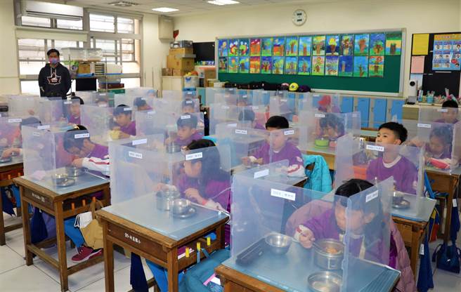 开学在即，新北市坚守午餐使用隔板，落实校园防疫。（新北市教育局提供）