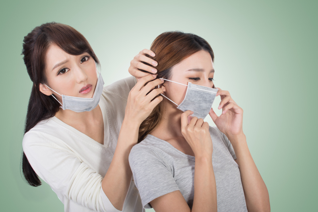 许多人戴口罩会感觉很闷，不自觉口鼻交替使用，甚至以口呼吸，医师提醒用口呼吸会严重危害健康。（示意图／Shutterstock）