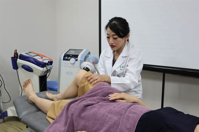 久坐族恐出现慢性疼痛、脑神经以及心血管疾病问题，復健科医师李薇建议有任何不舒服先到专业医疗院所检查评估，才能对症治疗。（邱立雅摄）