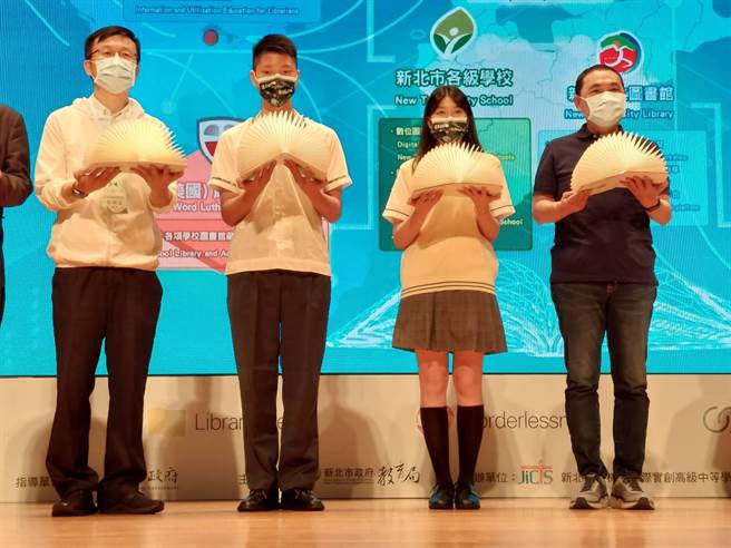 新北市公私立学校校长会议睽违2年回归实体举办，新北市长侯友宜（右1）出席并宣布启动「Library-verse计画」。（陈慰慈摄）