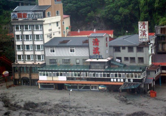 图为莫拉克风灾，庐山温泉风景区多间饭店一楼大厅淹水情况。（本报资料照片/廖肇祥摄）