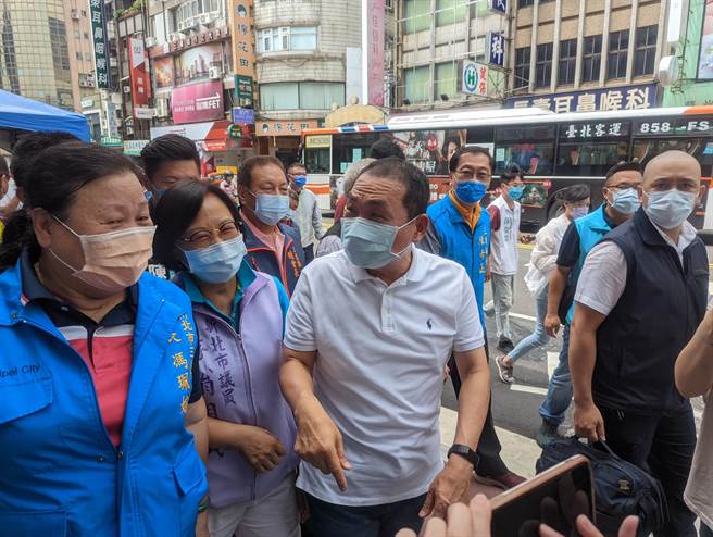 侯友宜今日表示，汐东线跟基隆捷运是两个不一样的个案，汐东线已经过环评，交通部即将报给行政院来核定当中，如果过程当中需要地方配合的，市府都一定会全力以赴。(黄敬文摄)