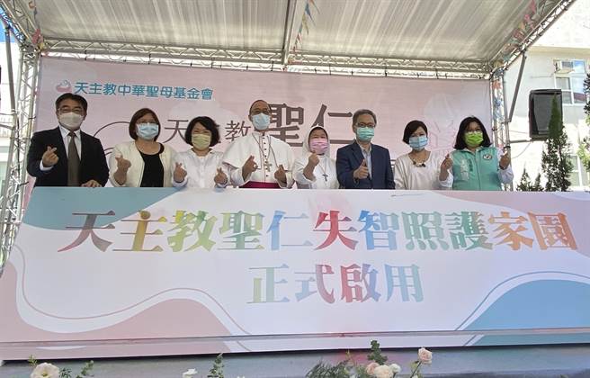 嘉義市長黃敏惠、衛福部長薛瑞元、中華聖母基金會董事長陳美惠、天主教嘉義區主教蒲英雄神父為聖仁家園啟用。（廖素慧攝）