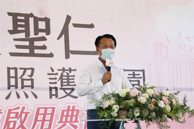 嘉義縣長翁章梁祝賀中華聖母基金會聖仁失智照護家園啟用。（嘉義縣政府提供／廖素慧嘉縣傳真）