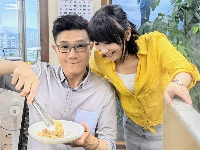 蒋伟文（左）做菜，刘怡里在旁像小粉丝一样。（艾迪升传播提供）