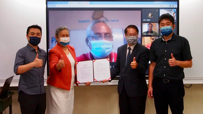 开平餐饮学校马嘉延校长及与帛琉高中Smyth Rdang校长，在帛琉欧克丽大使及教育局长官见证下，于8月18日(四)以线上模式签订MOU缔结为姊妹校。(图/开平餐饮学校提供)