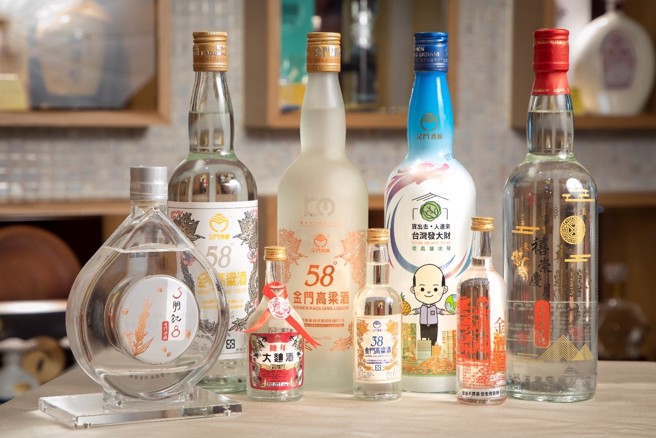 本次中秋节促销活动于8月15日展开，为期31天至9月14日止，全臺金门酒厂直营门市皆享95折优惠；此外，凭单张消费满8,800元发票即赠1张刮刮卡。（图/ 中时新闻网摄）