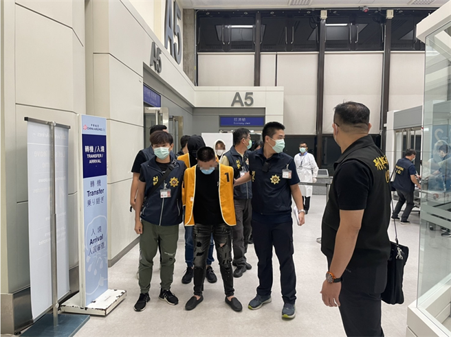 人蛇集团成员一旦没达标，男的就会遭殴打，女的则是「提着水桶罚半蹲」。（台中市警察局提供／张妍溱台中传真）