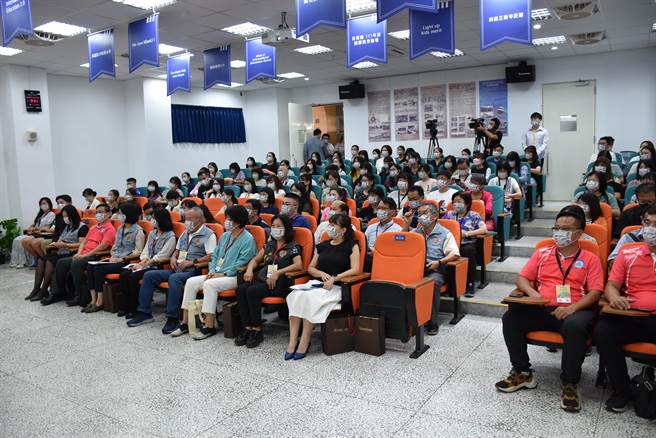 苗栗县长徐耀昌非常重视中小学国际教育，19日在公馆国中邀请专家讲习国际教育。（谢明俊摄）