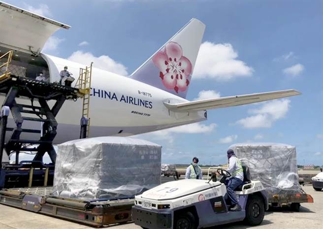 今年第1批採购的BNT幼儿剂型疫苗共127.68万剂19日上午运抵桃园机场，地勤人员卸下载运疫苗的冷冻货柜。（机场公司提供）