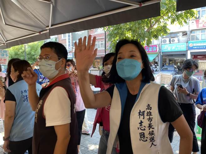國民黨高雄市長參選人柯志恩19日前往苓雅區武廟市場拜票。（洪浩軒攝）