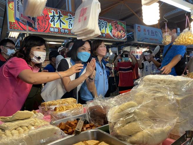 國民黨高雄市長參選人柯志恩19日前往苓雅區武廟市場拜票。（洪浩軒攝）