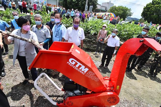 彰化县府农业处19日在社头乡朝兴国小校门口办理番石榴枝条分解菌示范观摩会，县长王惠美亲自示范操作的方法。（吴敏菁摄）
