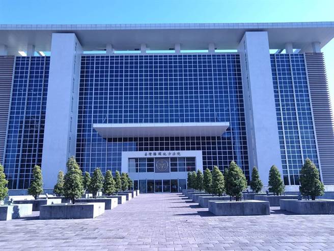 国内某知名殡葬礼仪公司1名男性职员涉嫌利用教导新进女学员为往生者穿寿衣时，趁机性侵对方，甚至假藉教导开车等机会，连续3次抚摸女学员私处与胸部，桥头地院审理后，被告男职员涉嫌强制猥亵部分判无罪，另涉嫌妨害性自主罪，判处3年10月徒刑，仍可上诉。(林雅惠摄)