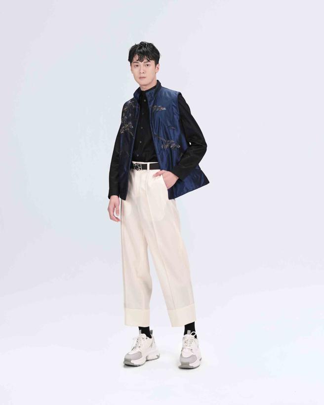 夏姿陳SHIATZY CHEN手工刺繡鋪棉背心&寬版錐形九分褲，店洽。（夏姿陳SHIATZY CHEN提供）