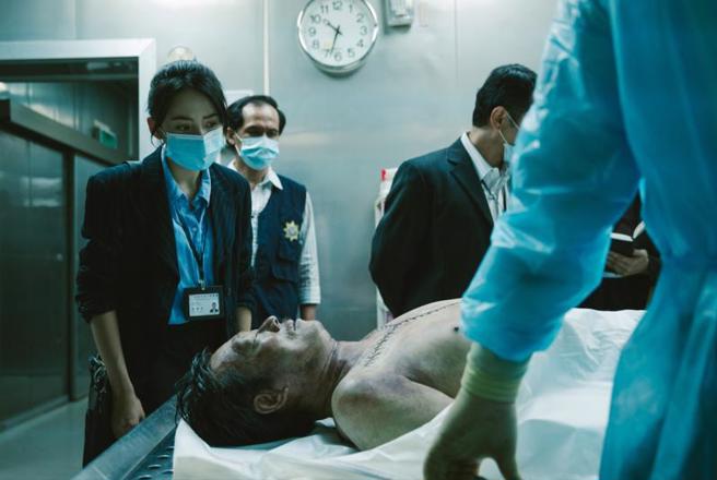 演員李沐（左）在懸疑推理劇「滴水的推理書屋」飾演檢察事務官，在劇中要到處追查，還被人砸破頭倒在路上，讓不少觀眾好奇是否有需要這麼拚。（圖/ 中央社）