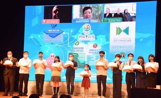 新北市111学年度校长会议19日在市府举行，新北市长侯友宜（左5）出席，并和学生代表、与会来宾等一同启动Library-verse图书宇宙计画，即图书资源无国界、不受限数位学习互联网，将以学生为教育主体。（图/ 中央社）