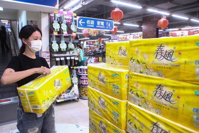 正隆19日召开法说会，总经理张清标表示，家纸从今年开始，成本一直上调，因此持续和卖场沟通进行价格调整，包括3月、5月、7月都有调涨，但涨幅不大，在10％以内，不过，由于家纸成本涨幅为50-60％，因此预计接下来将持续反应价格，预估不同品项和通路涨幅落在5-20％。正隆旗下的家纸品牌包括春风、情人及雪柔等。（邓博仁摄）
