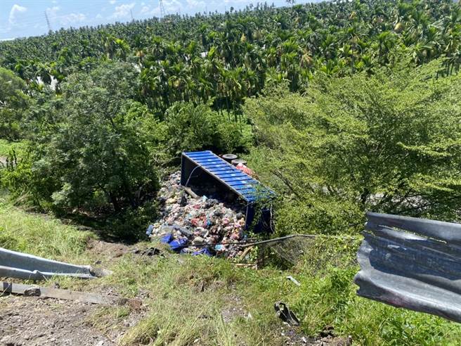 聯結車從國道邊坡翻落，駕駛酒測超標。(警方提供)