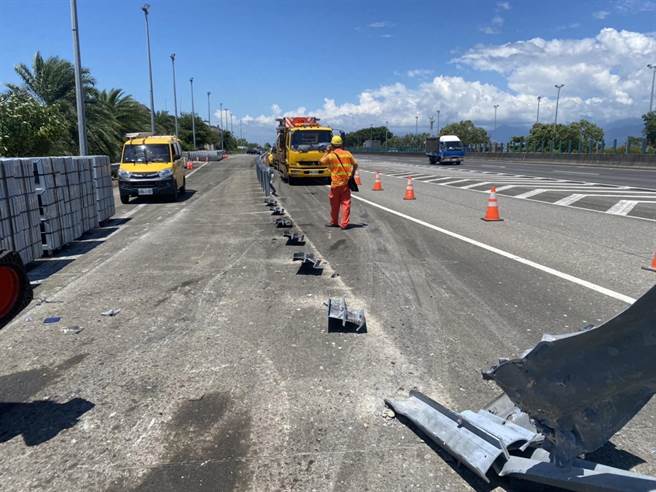 聯結車從國道邊坡翻落，駕駛酒測超標。(警方提供)